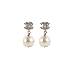 Chanel CC Logo Pearl Drop Earrings Chanel CC Logo Pearl Drop Earrings
