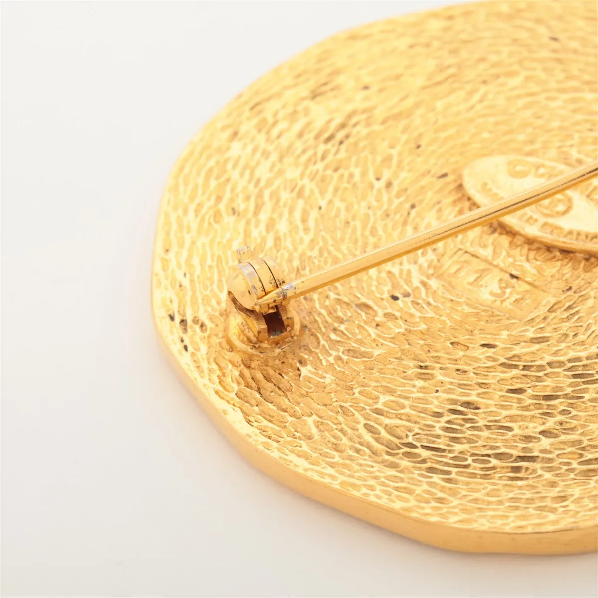 Gold brooch with textured design 