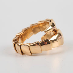Gold ring with a geometric design 