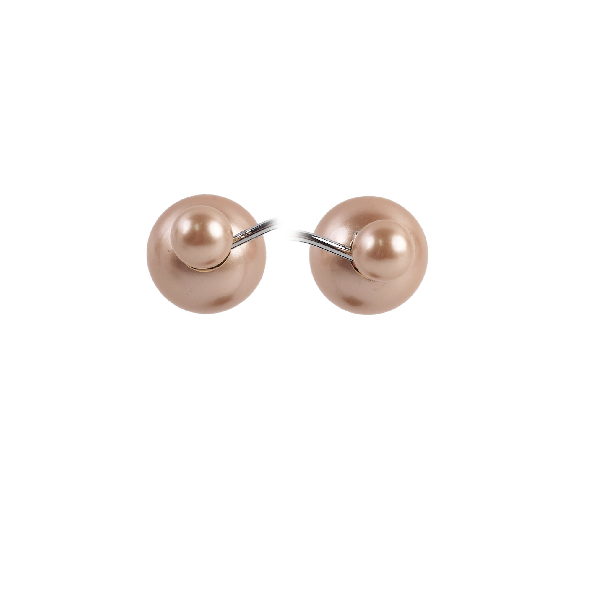 Pair of pearl earrings 