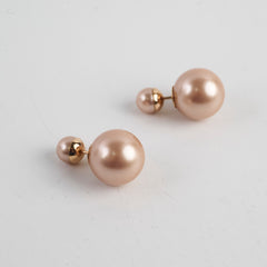 Pair of pearl earrings with gold accents 