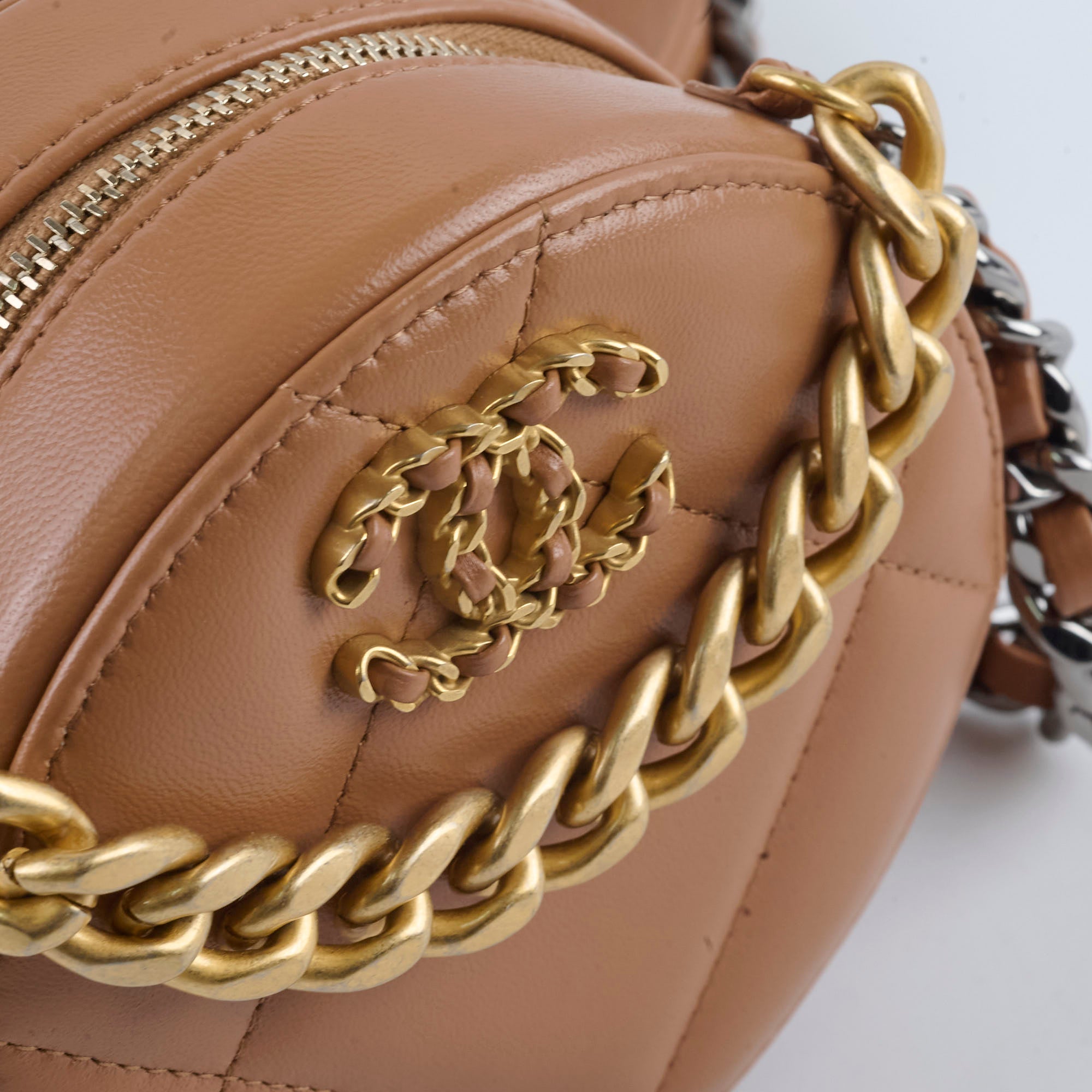 Chanel 19 Round Clutch Lambskin Tan – THE PURSE AFFAIR