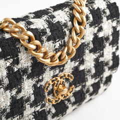 Chanel 19 Tweed Medium 2020