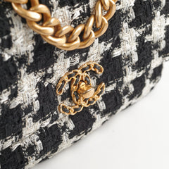 Chanel 19 Tweed Medium 2020