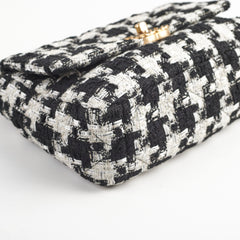 Chanel 19 Tweed Medium 2020