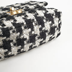 Chanel 19 Tweed Medium 2020