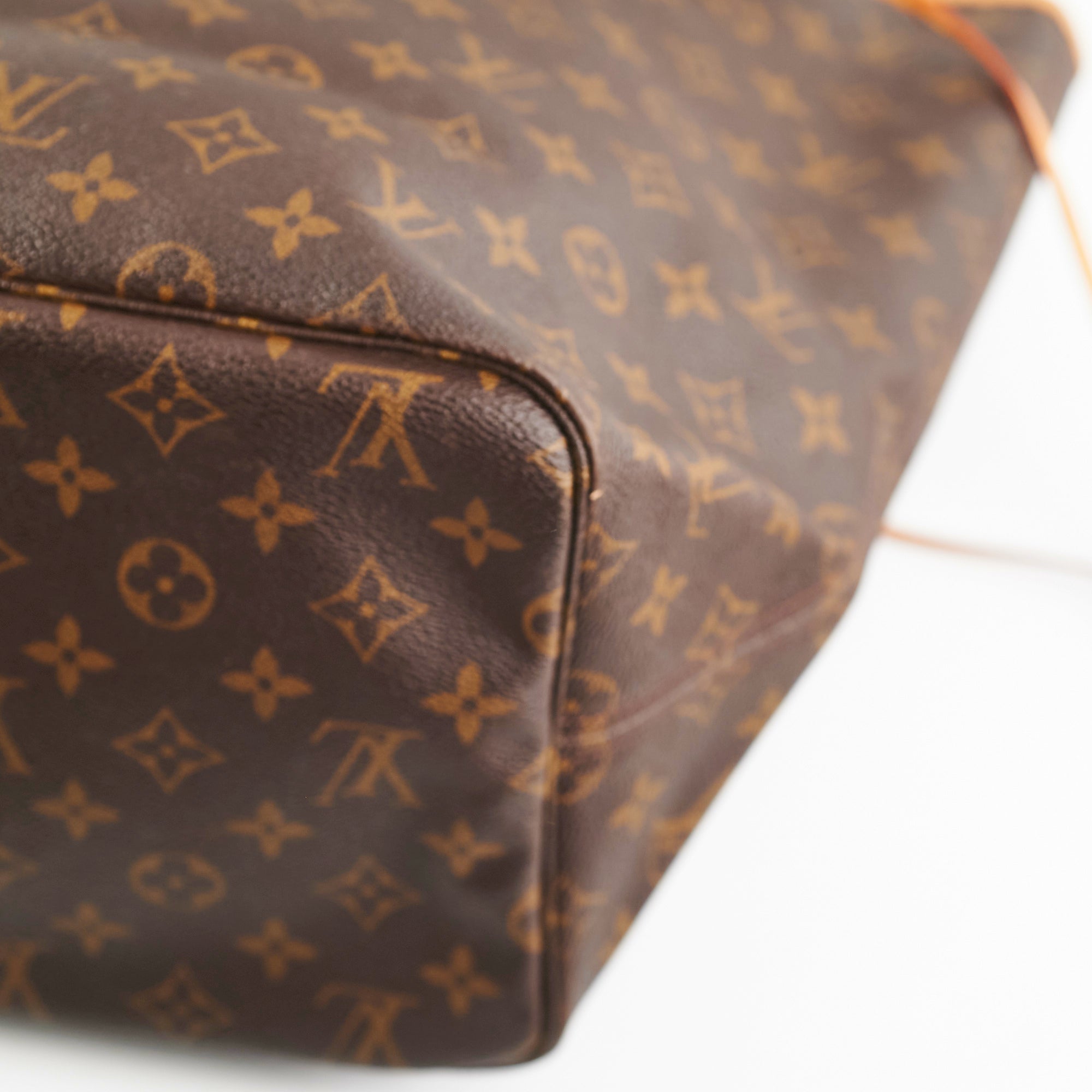 Louis Vuitton Neverfull MM: Handbag Review + WHY I Choose This Bag
