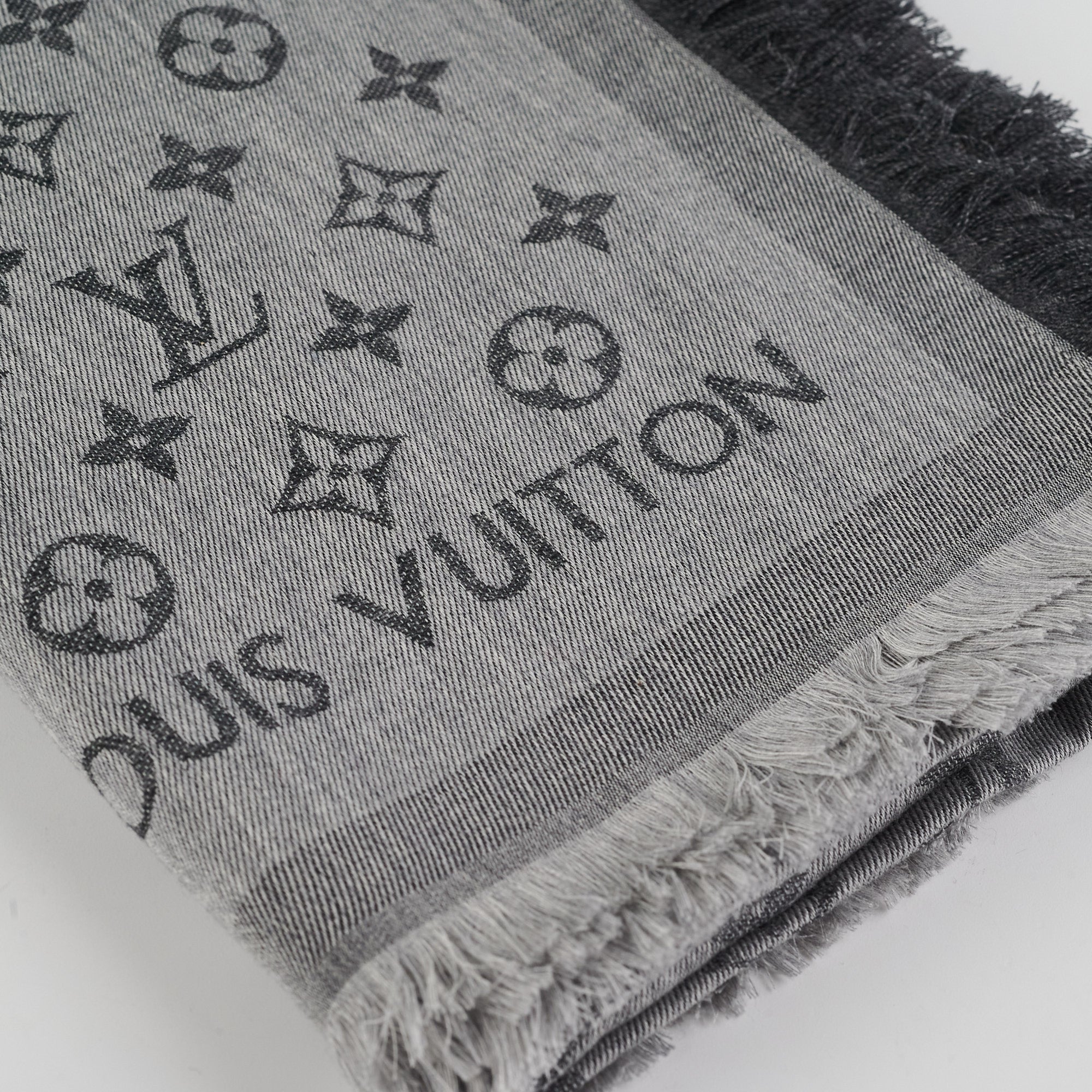 Scarf Louis Vuitton Grey in Other - 25261928