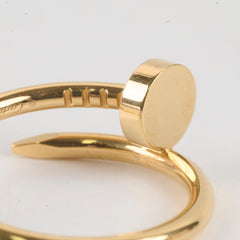 Gold ring with a cylindrical top