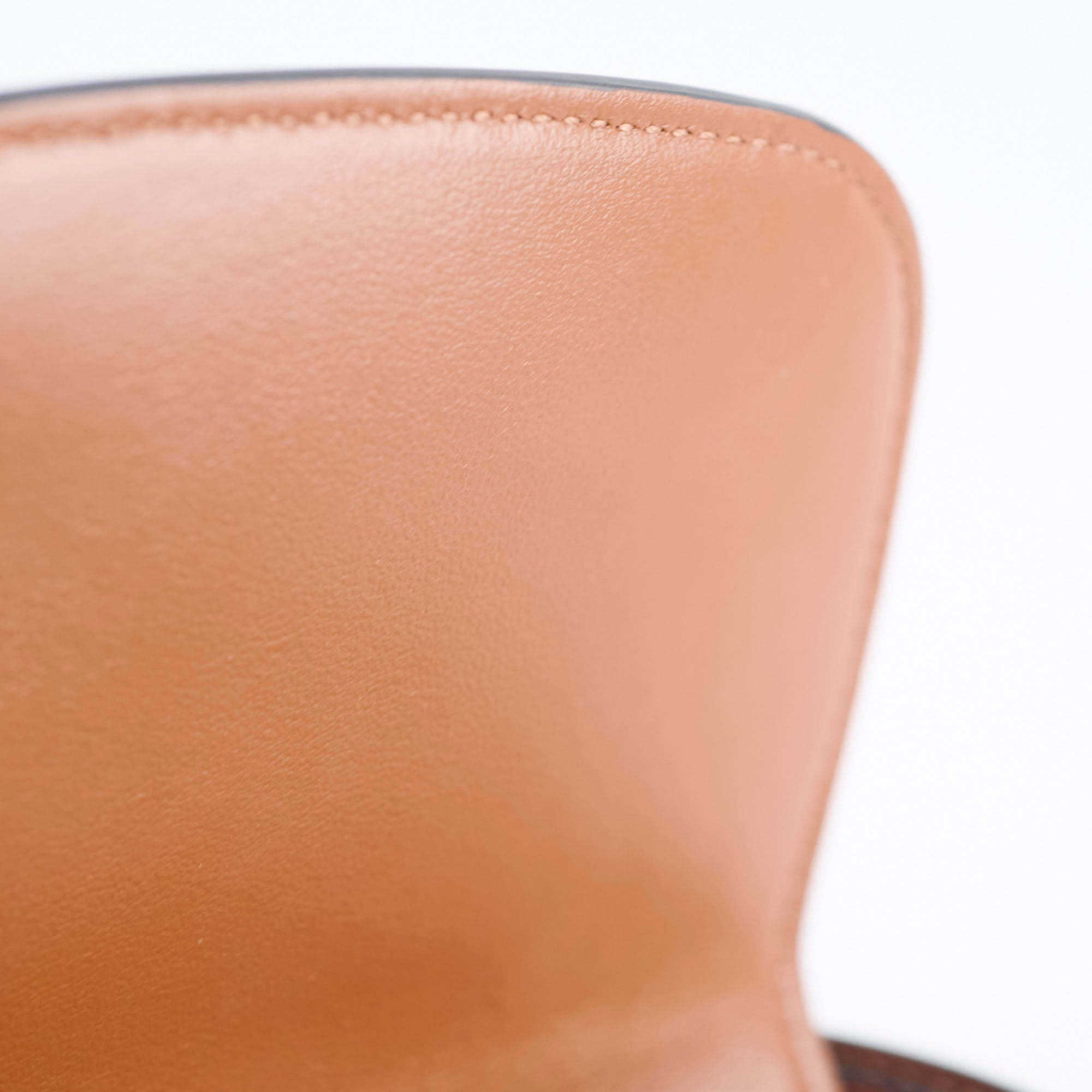 Elegant taupe leather shoulder bag, high-end everyday accessory