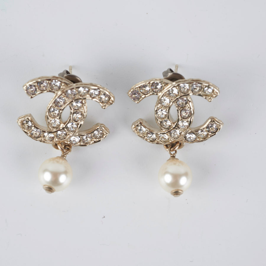 Chanel Earrings CC Pearls Drop (Costume Jewellery) – THE PURSE AFFAIR