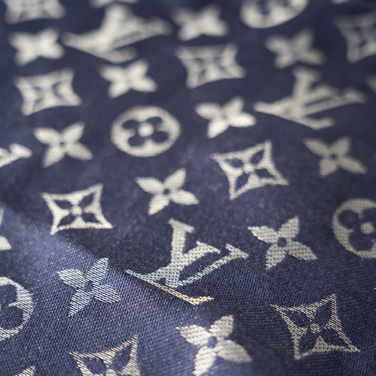 Louis Vuitton Monogram So Shine Blue Shawl - AWL1762 – LuxuryPromise