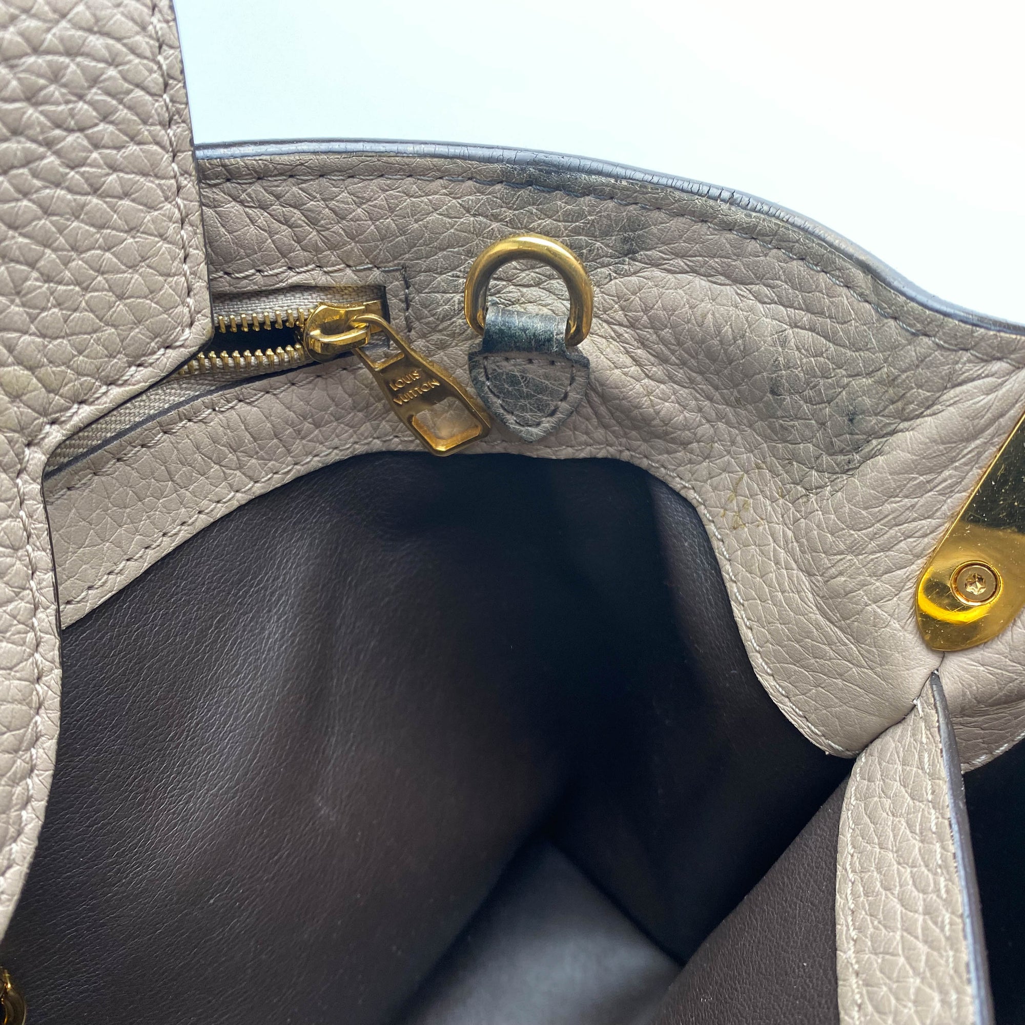 Capucines leather handbag Louis Vuitton Beige in Leather - 32163168