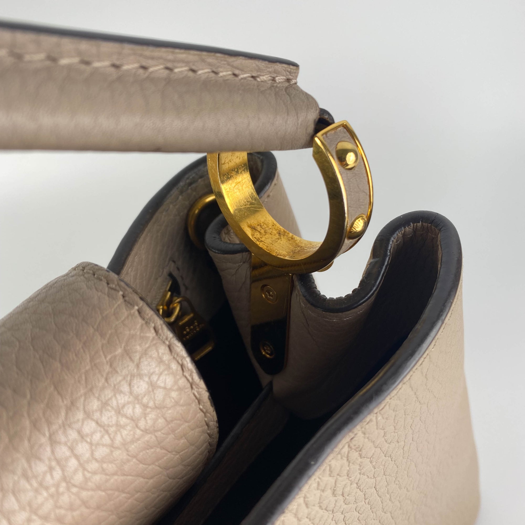 Capucines leather handbag Louis Vuitton Beige in Leather - 22052354