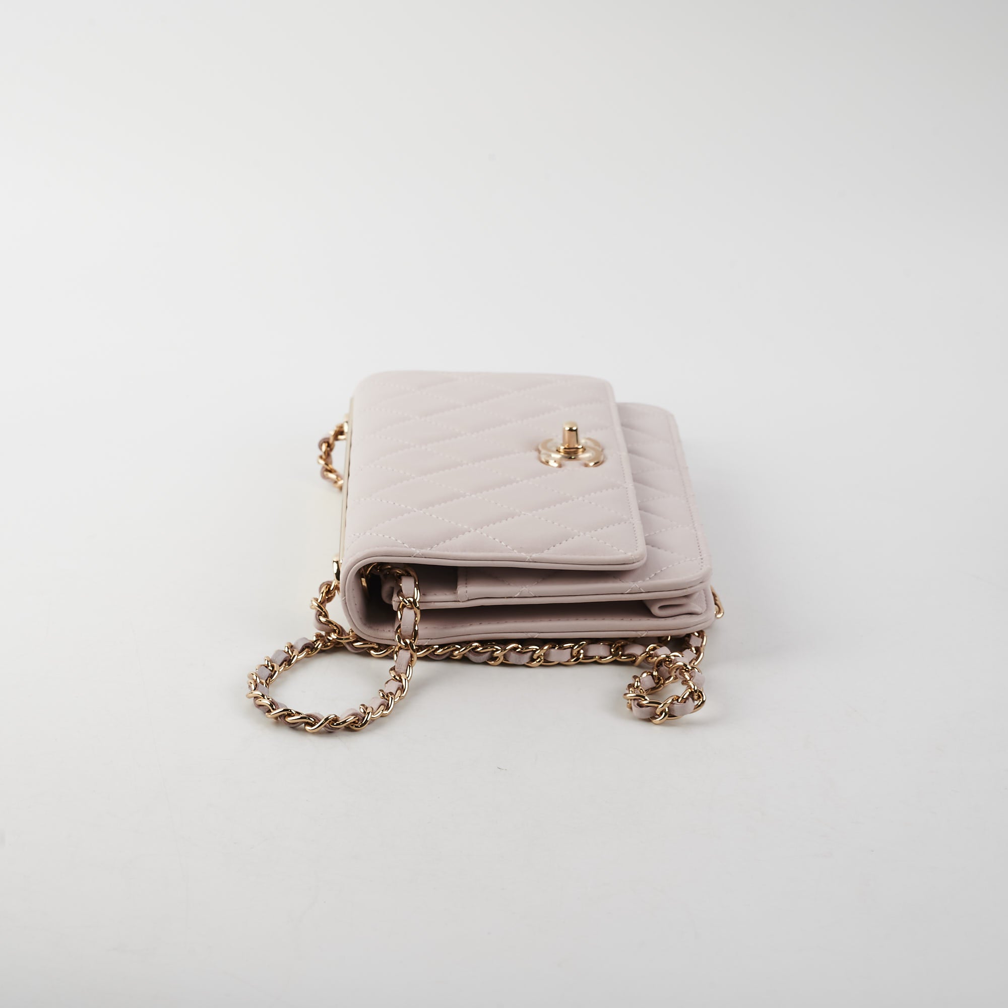 Oh yes, she is POPULAR! ✨🤩 The new Wallet On Chain Lily, $1670 🛍️ La, wallet on chain lily