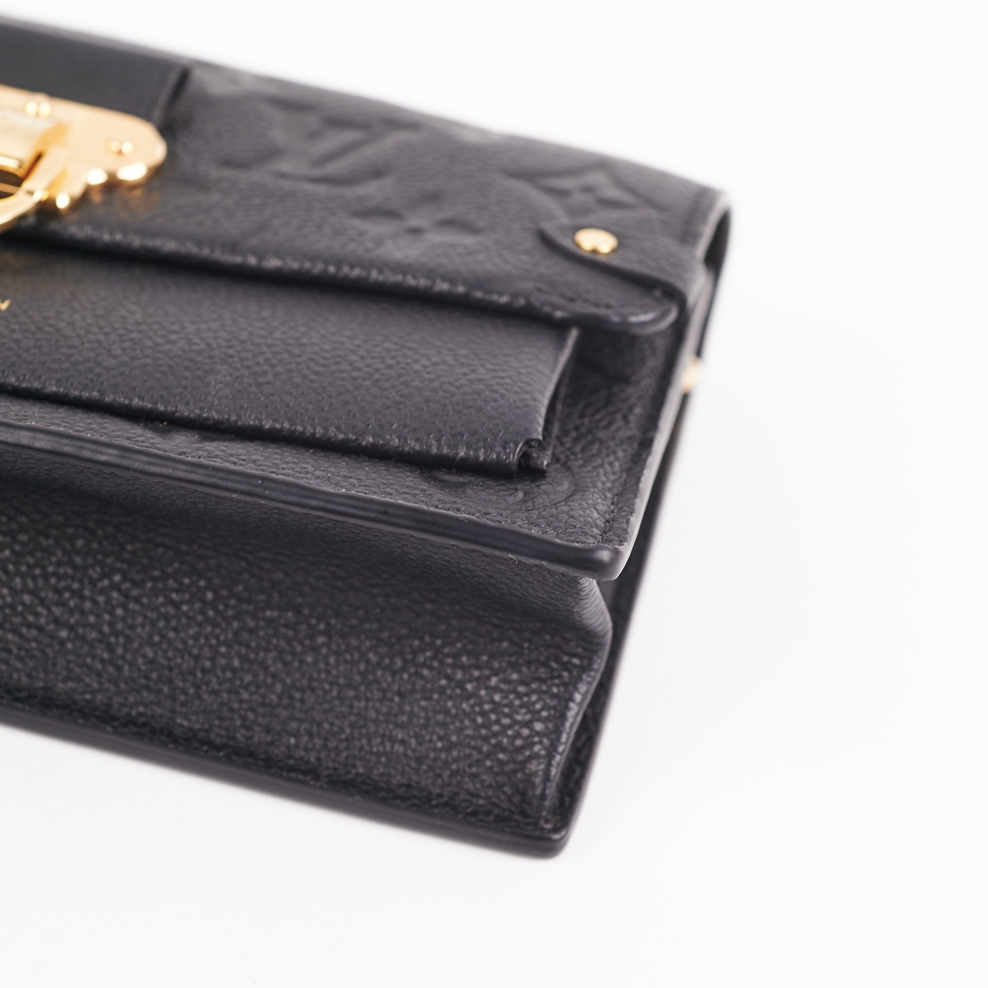 Louis Vuitton Vavin Chain Wallet Bags 4 1 for Sale in Bakersfield