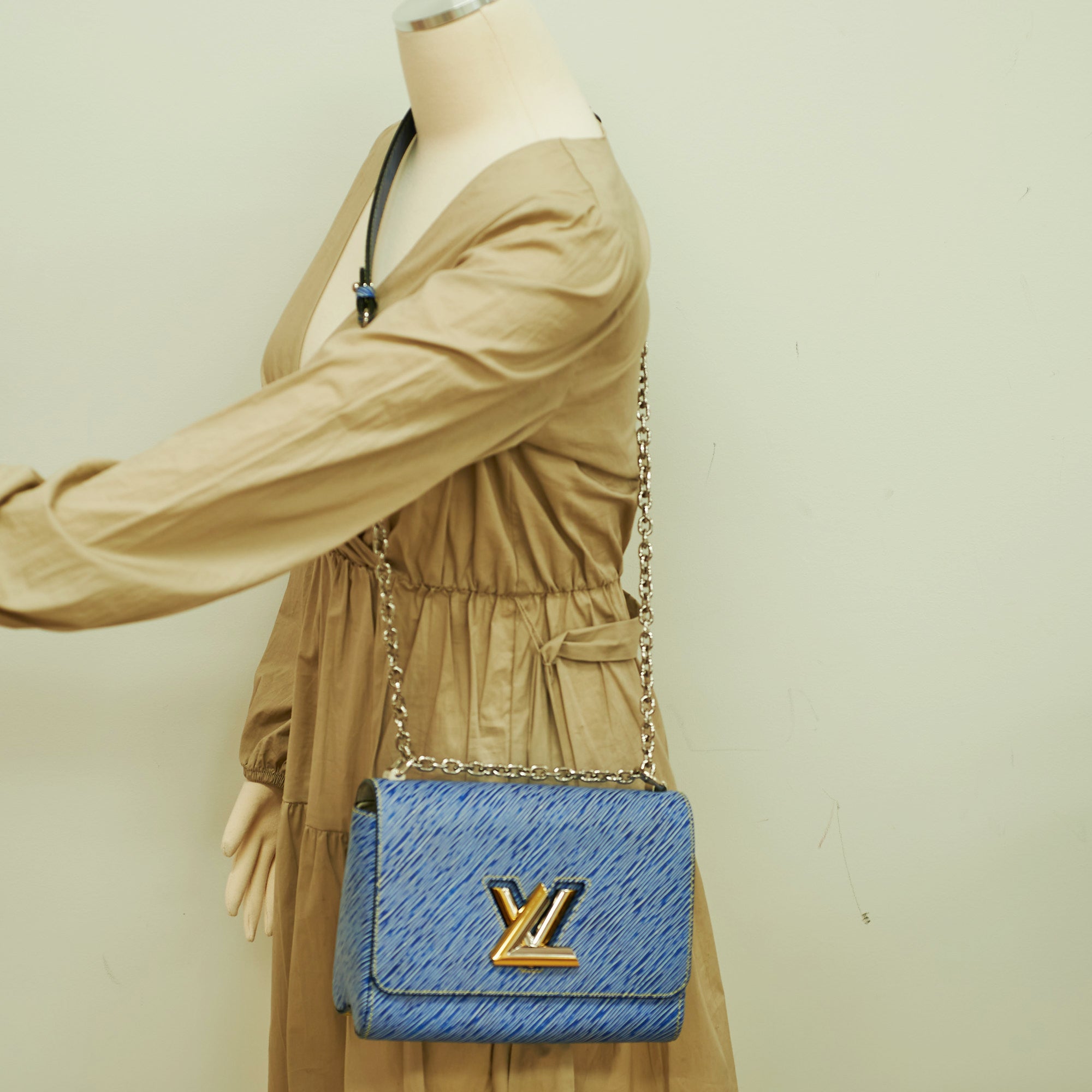 Louis Vuitton Twist MM Bag Pale Blue Epi Leather – ＬＯＶＥＬＯＴＳＬＵＸＵＲＹ