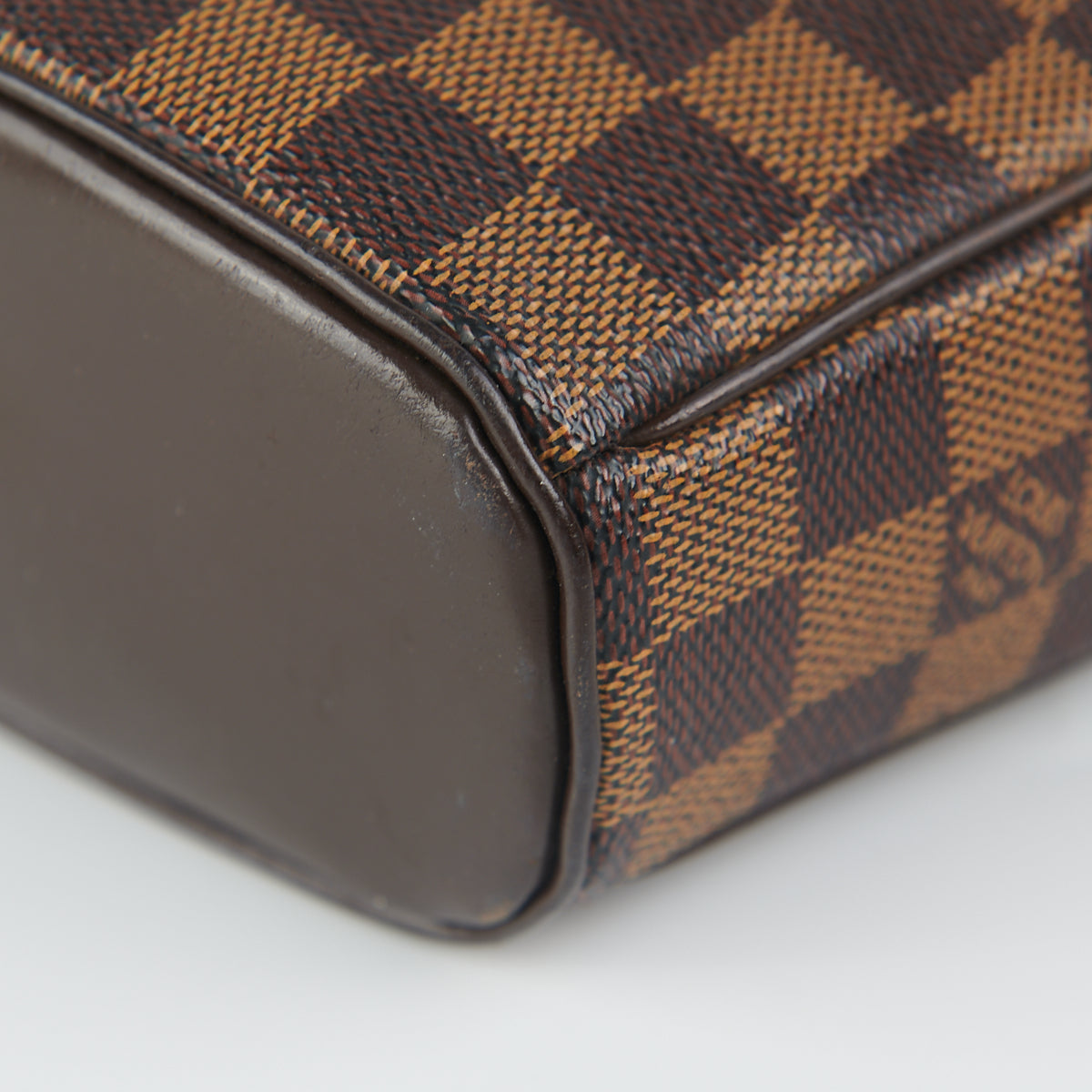 Louis Vuitton Damier Ebene Ipanema Bag – Dina C's Fab and Funky Consignment  Boutique