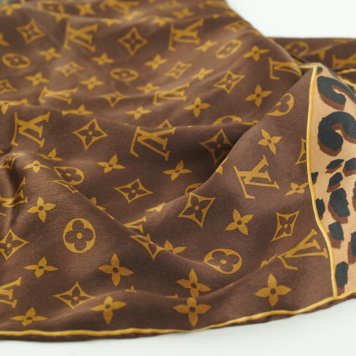 Louis Vuitton scarf monogram leopard 100% silk M72124 65 x 65 cm with box  ladies
