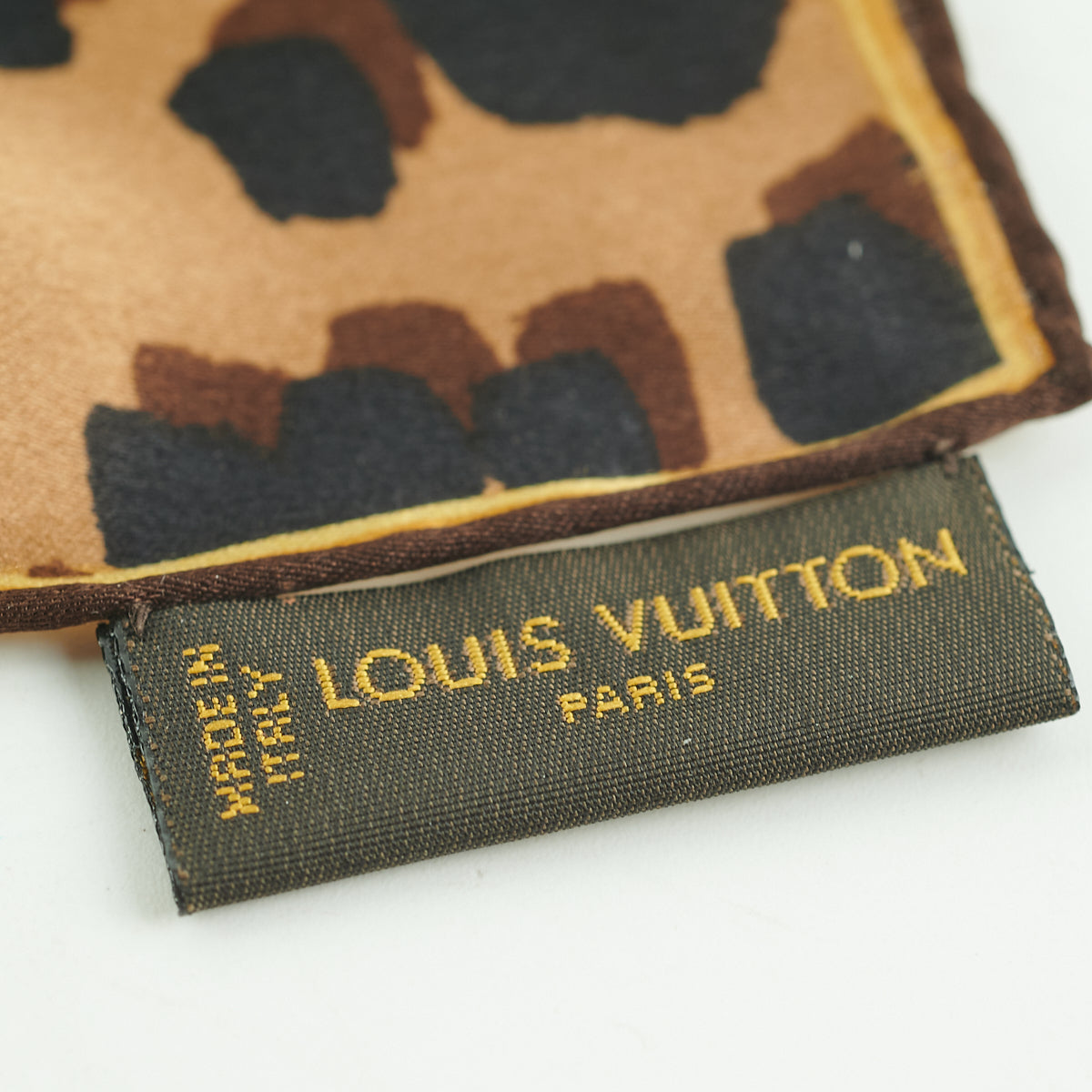 Louis Vuitton Scarves Leopard print Silk ref.57118 - Joli Closet